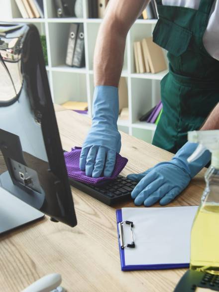 cropped-shot-of-professional-cleaner-in-rubber-glo-2024-11-18-13-08-45-utc cropped-shot-of-professional-cleaner-in-rubber-glo-2024-11-18-13-08-45-utc